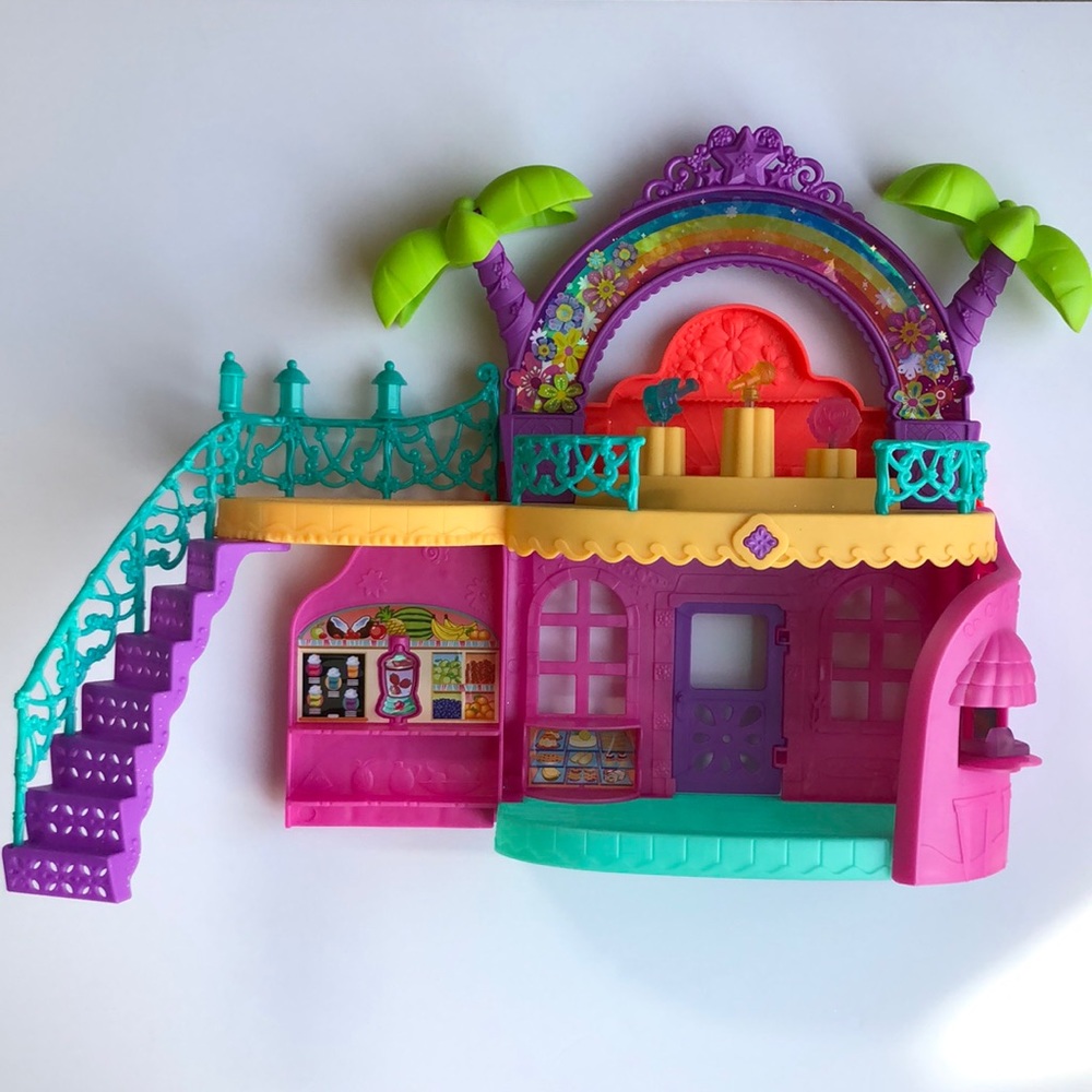 Dora and friends hang out